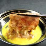 特製の割り下と野菜の旨味が極上のお肉を更に引き立てる「すき焼き」。濃厚な卵を絡めて召し上がれ。