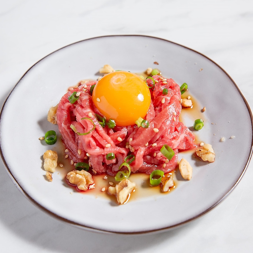 《和牛ユッケ》新鮮な和牛生肉を使用。自家製タレで味付けした生肉と濃厚な卵の相性は抜群です。