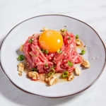 《和牛ユッケ》新鮮な和牛生肉を使用。自家製タレで味付けした生肉と濃厚な卵の相性は抜群です。