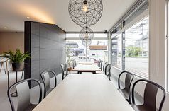 メインホール3名様～大人数でもご利用いただけます。個室や半個室までゆっくりとおくつろぎください。