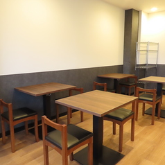 テーブル2名×4卓ございます