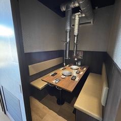 扉のついた完全個室も完備しております。人目を気にせず会話やお酒を楽しみたい女子会や、大切なゲストのおもてなしに◎