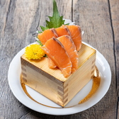 見た目からもとても華やかな逸品。サーモンはその時その時の一番良いものを仕入れており、身はプリプリ。食べごたえも抜群な一品！