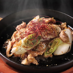 手間暇かけた仕込みが自慢！お酒が進む絶品鉄板肉料理