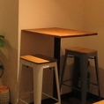 2名様まで対応可能なテーブル席。仕事帰りや友人との飲みにも使いやすいお席です。