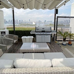 5人席は、親しい友人や家族と少人数でBBQを楽しむためのソファー席です。屋外の開放感あふれる環境で、東京湾とレインボーブリッジを眺めながら、心地よい時間を過ごせます。特別なひとときを共有し、温かい会話が弾む空間を提供します。絶景を背景に、思い出に残るひとときをお楽しみください◎