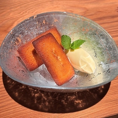 フィナンシェ　バニラアイス添え