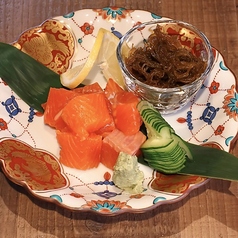 天然水活鮮サーモン刺し