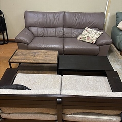 周囲を気にせず過ごせる扉付き個室。ご家族のお祝い事や、大切な方との会食にぴったりの空間です。