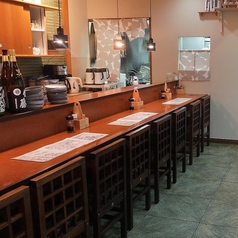カウンターには優しい光の照明が照らし、温かい雰囲気を演出。カウンター越しの店員さんもとても温かく、素敵なひとときを過ごせます♪