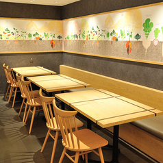 お洒落なテーブル席は、リラックスした雰囲気が魅力。美味しい料理を囲んで、楽しい会話が弾む空間を提供します。