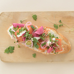 彩り鮮やかなオープンサンド♪ 定番のサーモン＆アボカドやジューシーなチキン＆トマト◆