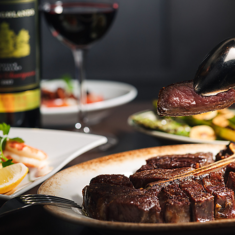 NYで人気の最高級熟成肉ステーキをKITTE大阪でご堪能あれ♪デートから団体宴会まで