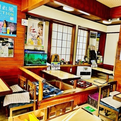 【テーブル】4名席が3つございます。