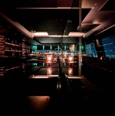 全席から夜景を一望できる開放的で広々とした店内フロア。ゆったりとしたソファー席やテーブル席を完備し、デートから大人数での集まりまで幅広くご利用いただけます。着席最大50名様、立食最大100名様までの店舗貸切も可能。プロジェクター等の音響設備も充実しており、特別なパーティに最適です。