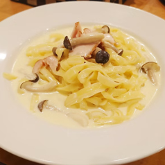 スモークチキンと色々キノコのクリームフェットチーネ