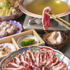 〈博多とり鍋なかがわ名物〉京都産合鴨を使用した『鴨づくしコース』6,380円（税込）の写真