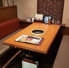 【ソファー席:4名様×5席】少人数の集まりやグループのご宴会にぴったりなソファー席。広々としたソファー席のため、肩肘張らずリラックスしてご利用いただけます。1席に最大6名様まで着席可能ですので、ご友人同士の飲み会や、同窓会などにおすすめです。焼肉を囲んで素敵なひとときをお過ごしください。