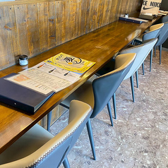 気軽に楽しんでいただける、カウンター席は4席！人気のカウンター席は横並びに座れるのでデートにもピッタリです。