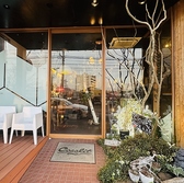 森の木漏れ陽をイメージした店内でカジュアルなフレンチをどうぞ。