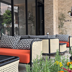 爽やかな風が通り抜けるテラス席は、開放感あふれる都会のオアシス。座り心地抜群のゆったりとしたソファが配され、ペットと一緒にリラックスした贅沢な時間を過ごせます。天気の良い日は、心地よい日光を感じながらランチを楽しめます♪