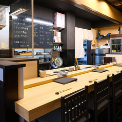 落ち着いた個室やゆったりとしたテーブル席に加え、職人の手仕事を間近に楽しめるカウンター席もご用意しております。目の前で調理が進むライブ感を楽しめる特等席です。新鮮な魚の切りつけや盛り付け、焼き物の仕上げなど、職人の繊細な技を間近で見ることができ、料理への期待感がさらに高まります。