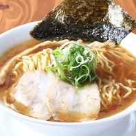 「漆黒」の醤油を使用した香り高いスープと麺の調和