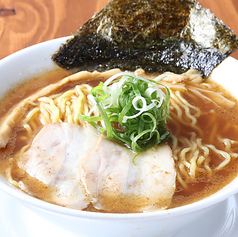 「漆黒」の醤油を使用した香り高いスープと麺の調和の写真