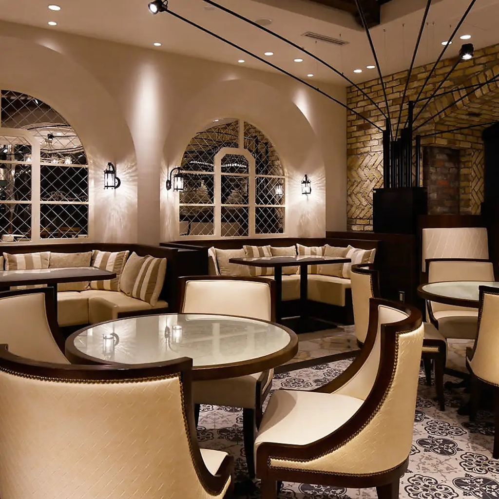 世界各国で受賞歴のあるおしゃれで洗練された店内！スペインの港町や都市の街並みをイメージした内装