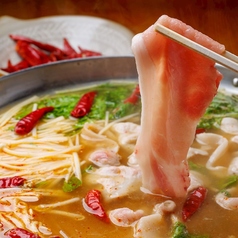 SNSで話題！シビ辛スープと具材たっぷりの麻辣湯鍋の写真