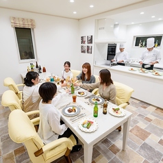 シェフの料理作りを目の前で見られるオープンキッチンスタイル!できたてのお料理でおもてなしいたします。店名の~Lien~(リアン)とは「人と人を繋ぐ・絆」という意味です。大切な人達との絆を深めるお時間として、お食事と共に談笑をお楽しみ下さい。