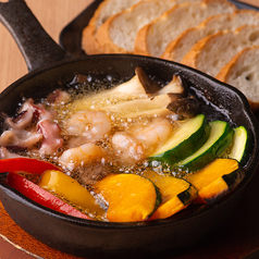 特製アヒージョ &nbsp;～バケット添え～