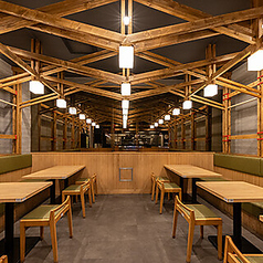 【総席数：40席】落ち着いた雰囲気の店内。片側ベンチシートでゆったり寛げるテーブル席もございます。ご友人や気の合う仲間とのグループ利用に最適◎