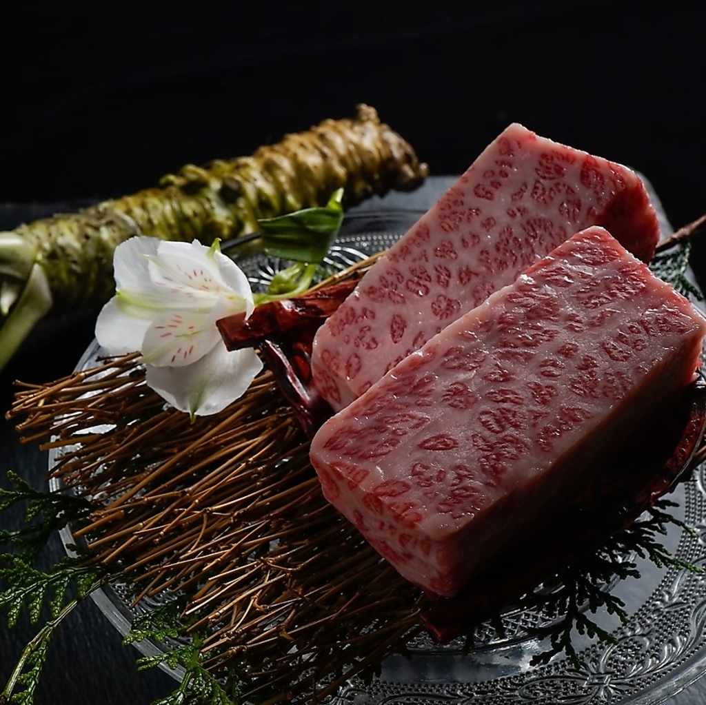 厳選した黒毛和牛を気軽にいろいろな味わいを楽しめるように２カットからお選び頂けます(極上・特選)