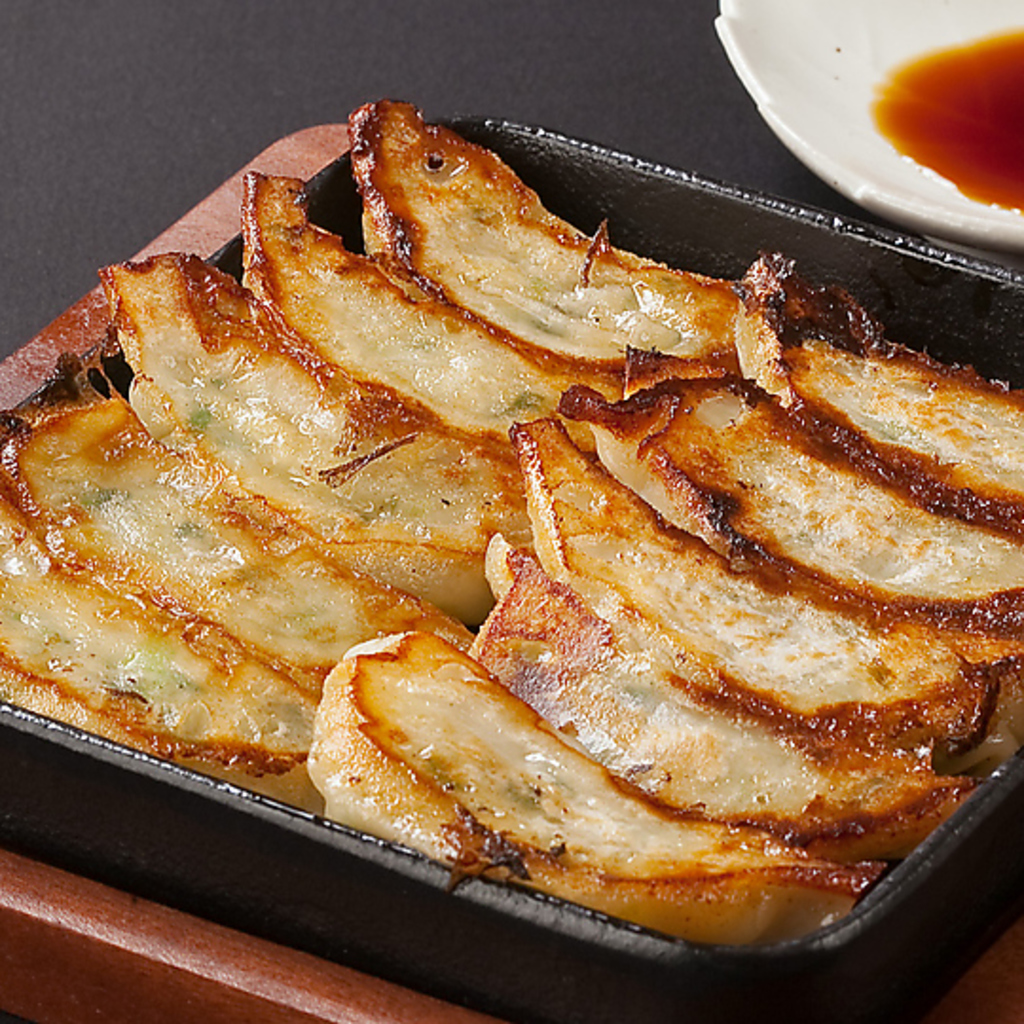 自慢「鉄板餃子」！１８時半まで２倍！