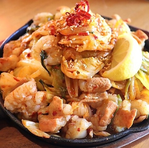 【新橋駅から徒歩5分】夏限定の鉄鍋ホルモン焼×シャリキン焼酎をご堪能ください♪