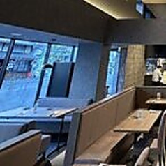 ソファーが向き合っている人気のテーブル席。窓際は日差しが明るく、景色を眺められるため、いつでもリラックスできるお席です。当店ではランチタイムにビュッフェをご提供しておりますので、女子会・ママ会・お子様連れでのお食事にもオススメです♪