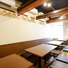 当店は、総席数30席をご用意しております。足を伸ばしてゆったりと寛げる6名様用の掘りごたつのお席は、お仕事帰りのサク飲みや女子会、少人数でのご宴会に最適。職人が丹精込めて仕立てる旬の創作料理や名物あて巻き、全国から厳選した美味しい日本酒とともに、心温まる上質なひとときを心ゆくまでお楽しみくださいませ。