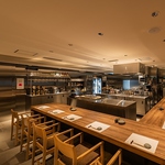 暖かみのある木目調のカウンター席は、大迫力のキッチンでシェフの料理裁きをお楽しみいただけます！