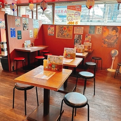 2～名様でご利用可能なテーブル席を、全6卓ご用意しております。隣同士接続も可能なので、少人数～大人数まで使いやすいお席タイプです。お気軽に皆様でご利用ください！