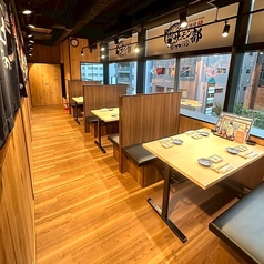 《テーブル席☆1~6名様用》　新横浜駅より徒歩1分の好立地にございます。席はゆったりとした作られている為、仕事終わりの飲み会、合コン、お食事に適したお席となっております。　