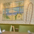 木のぬくもりあふれる店内。壁にはカリフォルニアをイメージさせるアートなどで装飾されています。