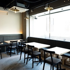 ベンチ型のソファー席を店内にご用意しております。