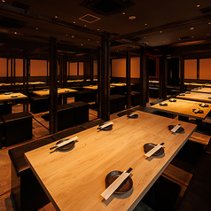 シンプルで洗練されたデザインが魅力のテーブル席は、ゆとりのある配置で落ち着いて過ごせる心地よい空間。開放感がありながらも、温もりある木の素材感がやさしく包み込みます。会社の集まりや友人同士の食事、幅広いシーンに対応可能。長時間でも快適にお過ごしいただける椅子と照明が、上質なひとときを演出します