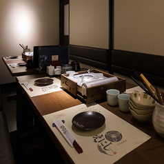 6名様向けの広めの完全個室は、ご家族の集まりや少人数の宴会に最適です。和の趣を感じる落ち着いた空間は、接待やお祝い事、顔合わせなどフォーマルなシーンにも対応可能。心づくしのサービスで特別な時間を演出いたします。