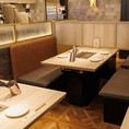 テーブル席は、洗練されたデザインと温かみのある雰囲気が特徴です。木の質感と落ち着いた照明が、リラックスした食事の時間を演出します。友人とのカジュアルな集まりや、家族との特別なディナーに最適で、広めのテーブルは会話を楽しむのにぴったり。心地よい空間で、素敵なひとときをお過ごしください。