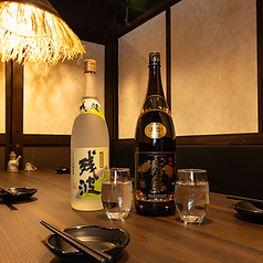 【2～4名様用席】温かみのある木目調の壁に囲まれた、落ち着いた雰囲気の個室空間。やわらかな照明が心地よく、大切な方との食事や記念日、接待にも最適です。居心地の良いソファ席で、こだわりの料理とお酒をゆっくりとお楽しみいただけます。周囲を気にせず過ごせる、上質なひとときをご提供します