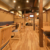 ゆったり配置された4名様用テーブル席はグループ利用にも◎木の温もりを感じる空間で、こだわり抜いた食材の鮮度と味わいを、皆様で和やかにお楽しみいただけます♪【和食/うなぎ/ひつまぶし/うな丼/うな重/ランチ/ディナー/お持ち帰り/テイクアウト/カウンター/おひとり様/ご家族連れ/サク飲み/駅チカ/栄/久屋大通/伏見】