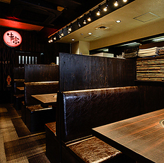 テーブル席はすべてベンチシートとなっており、ゆったりとくつろぎながらお食事をお楽しみいただけます。