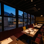 大きな窓があるお部屋は開放的で魅力！深みのある色調のテーブル席はデートや女子会におすすめです★